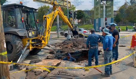Socavón provoca cierre parcial de avenida Pasteur Sur
