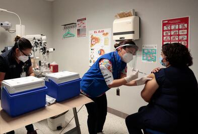 Trabajador del sector salud convulsiona tras aplicarse la vacuna contra el Covid-19 