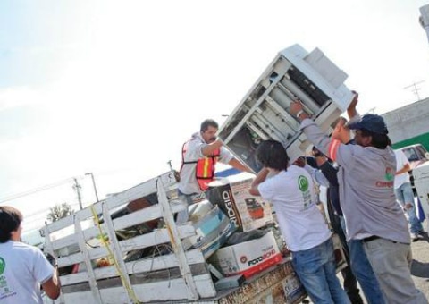 Reciben instituciones donación