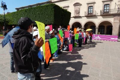 Se manifiestan vecinos