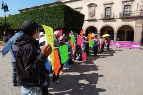 Se manifiestan vecinos