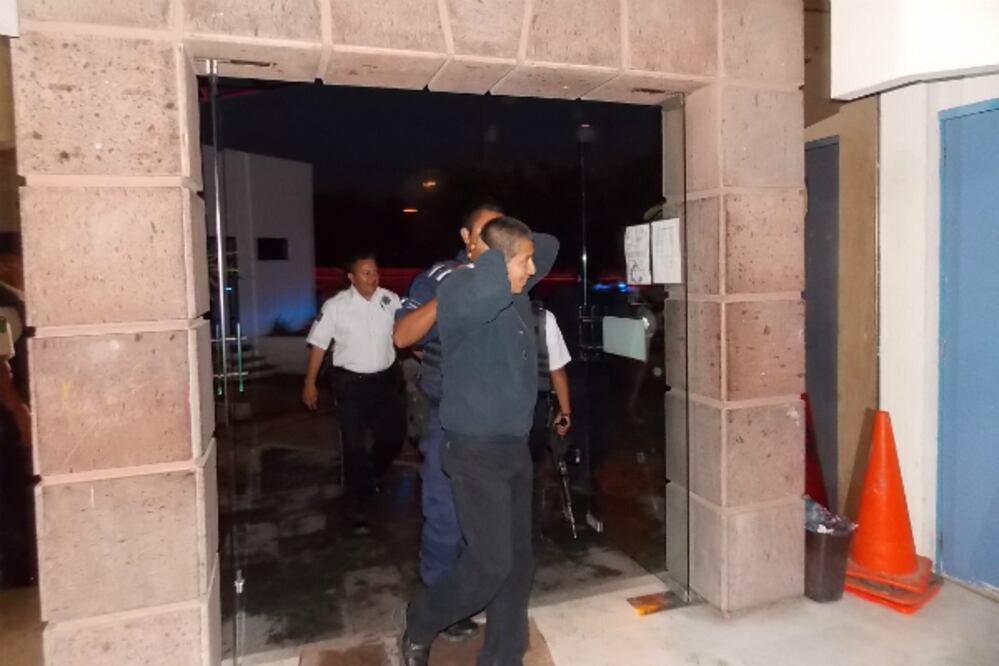 Detenidos al querer sacar a familia de casa