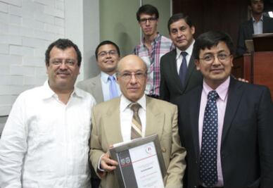 Homenajea UAQ a catedrático 