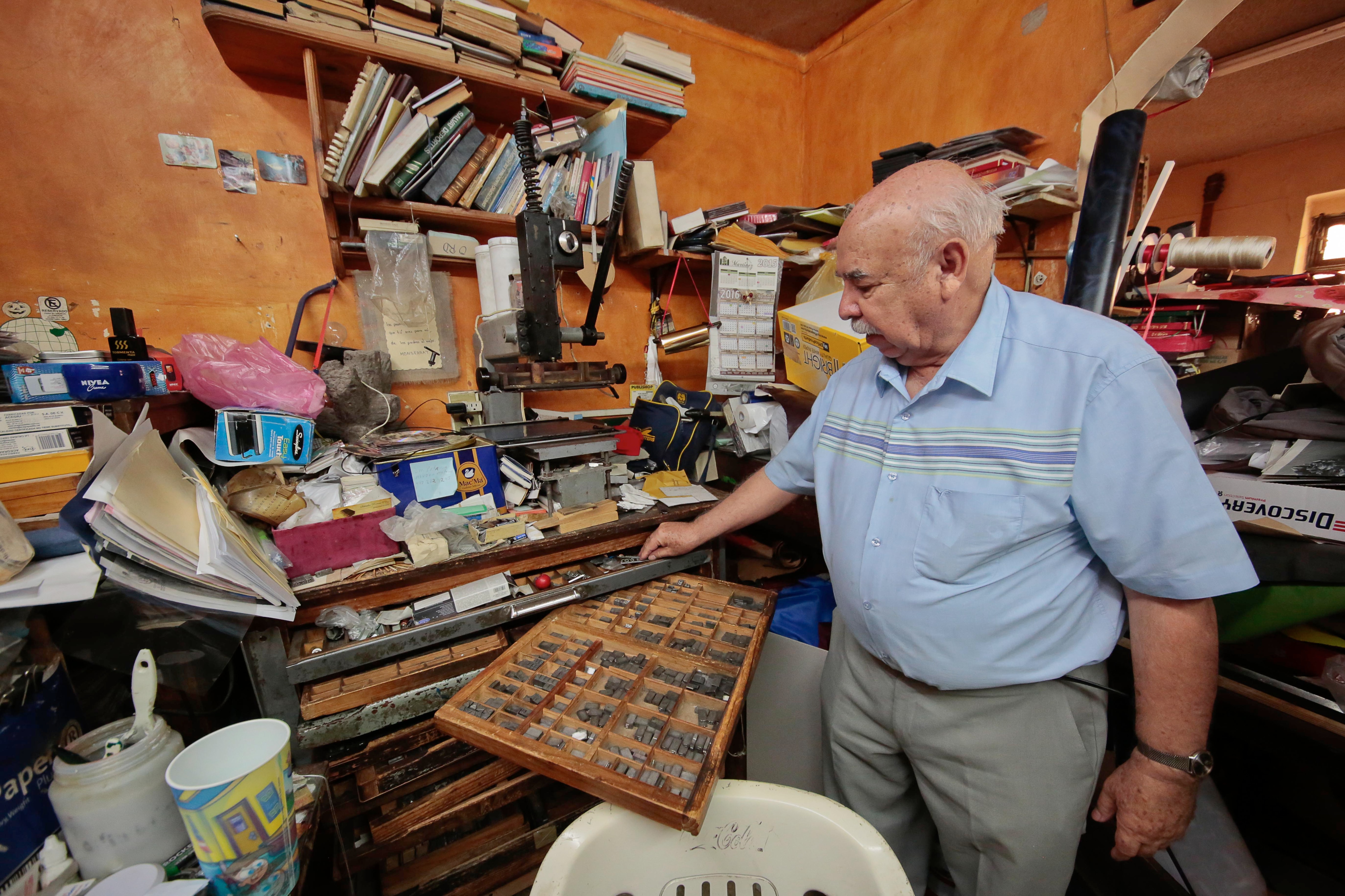 Don Juan Manuel Gutiérrez está rodeado de viejas máquinas y linotipos que esperan ser utilizados una vez más (VÍCTOR PICHARDO. EL UNIVERSAL)