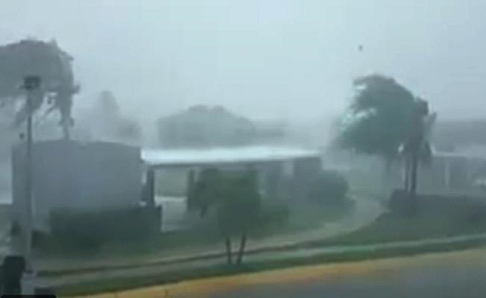 “Jova” deja inundaciones y caída de árboles en Mazatlán