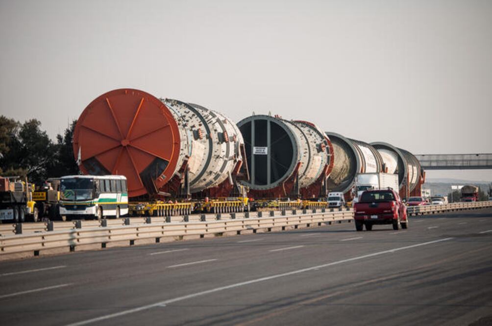 Luego de que la SCT realice el pago, las estructuras recorrerán el libramiento noroeste y después llegarán a territorio de Colón, Tequisquiapan y SJR (RICARDO LUGO. EL UNIVERSAL)