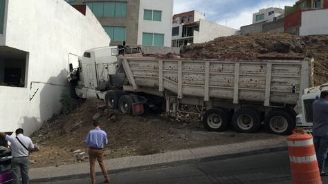 Se queda sin frenos e impacta vivienda 