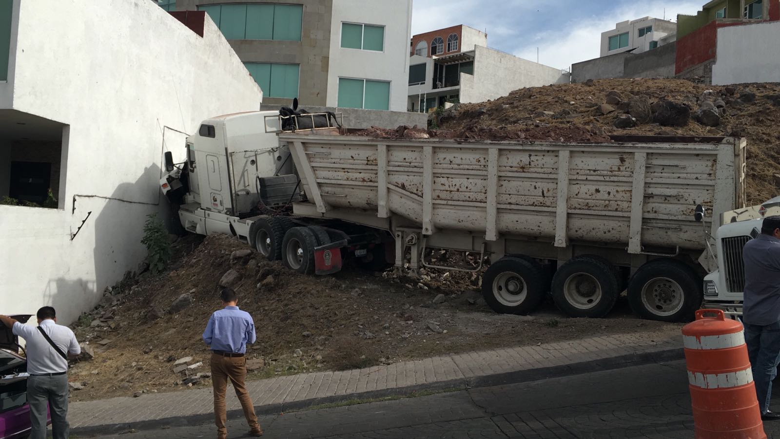 Se queda sin frenos e impacta vivienda