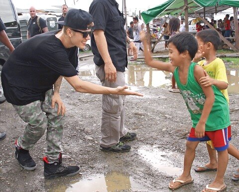 Justin Bieber canta y encesta por Filipinas