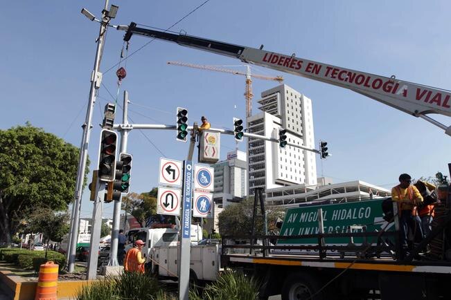 Semáforos contarán con páneles solares