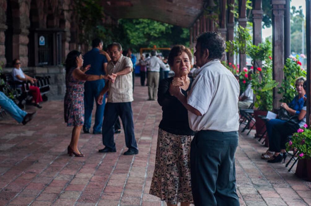 Terapia. Bailar danzón frena males