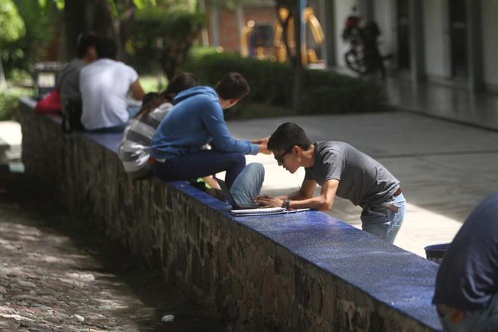 El diputado independiente Carlos Lázaro Sánchez Tapia, Herlinda Vázquez (Morena) y Héctor Magaña (PRI) impulsan la propuesta que contempla un recurso 0.5% mayor al que propone la fracción priísta (ARCHIVO EL UNIVERSAL)