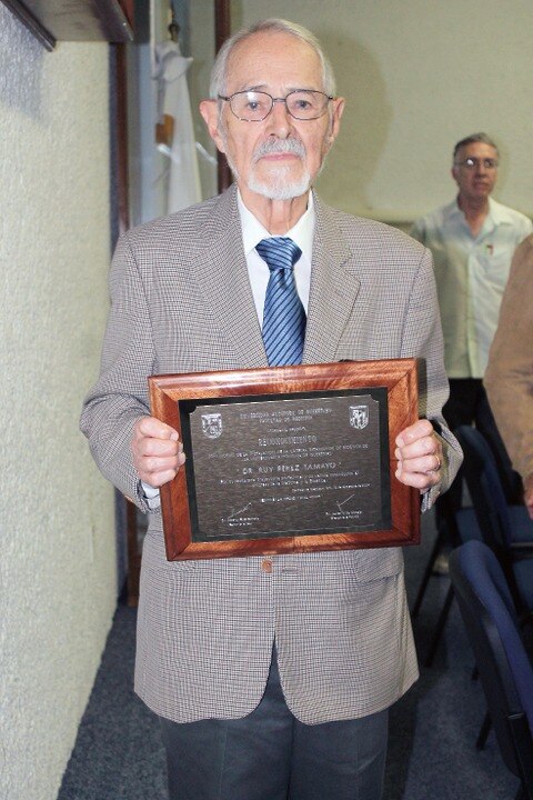 Reconocen trayectoria de Ruy Pérez Tamayo