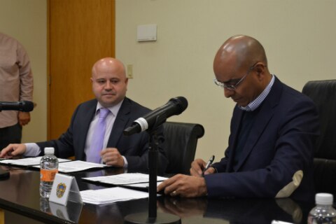 Insiste Aguilar en regular salarios a funcionarios