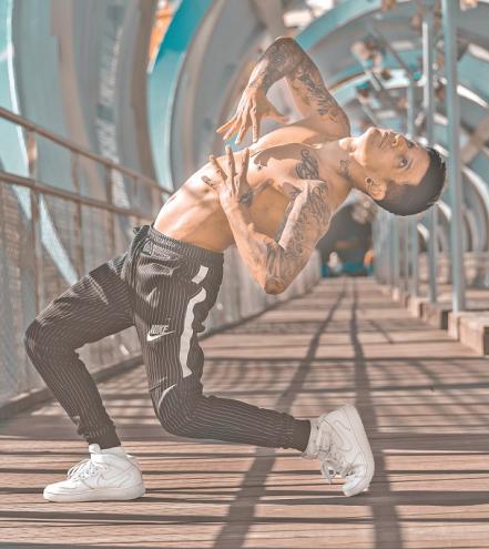 Artista. Estudió diseño, pero el baile lo llevó a Europa 