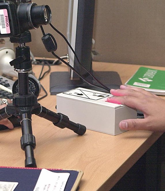 Controles. Una vez que los bancos tengan las huellas de sus clientes se van a guardar en una base de datos para ya no recurrir al INE (ARCHIVO EL UNIVERSAL)