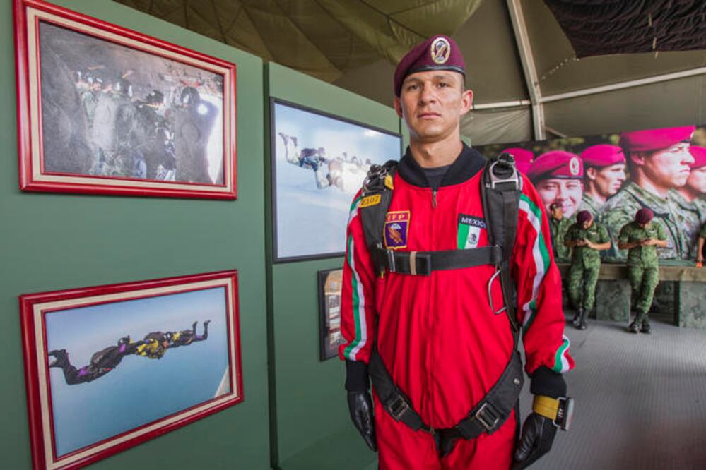 Vicente tiene ocho años y seis meses dentro de los Fusileros Paracaidistas, en un futuro espera que su hijo siga sus pasos y se una a la Brigada pero en el cargo de Piloto Aviador. FOTO: Demian Chávez