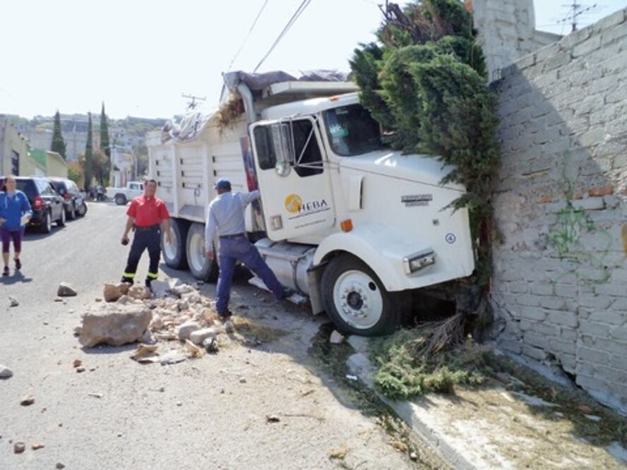 Impacta camión a domicilios en Peñuelas