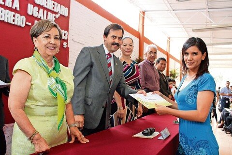 Otorgan reconocimientos a 251 egresados del Inaroq