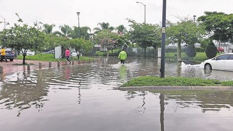 Dan apoyo a afectados por las inundaciones