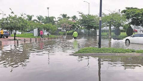 Dan apoyo a afectados por las inundaciones