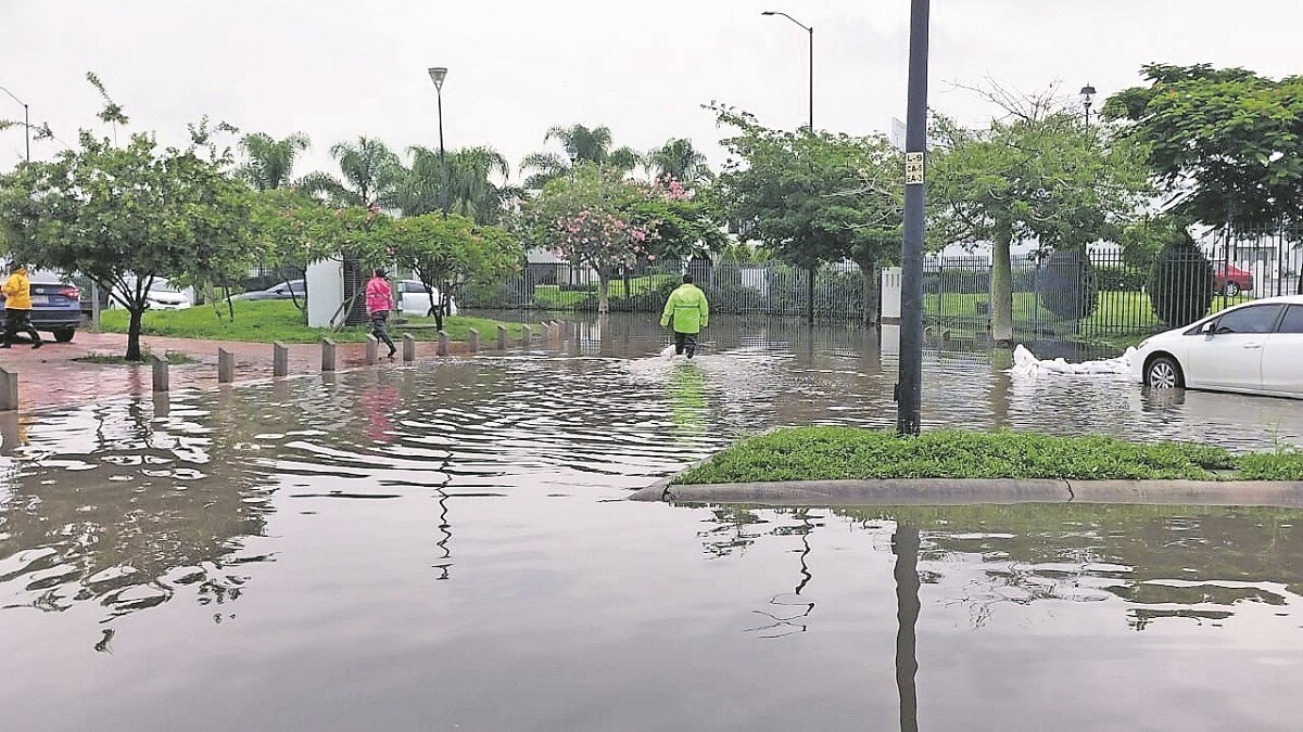 Dan apoyo a afectados por las inundaciones