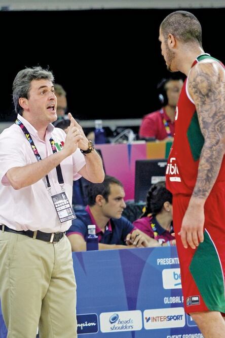 ‘El Titán’ se lanza contra los árbitros de la FIBA