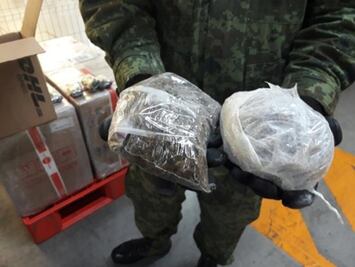 Ejército encuentra droga en bodega del aeropuerto