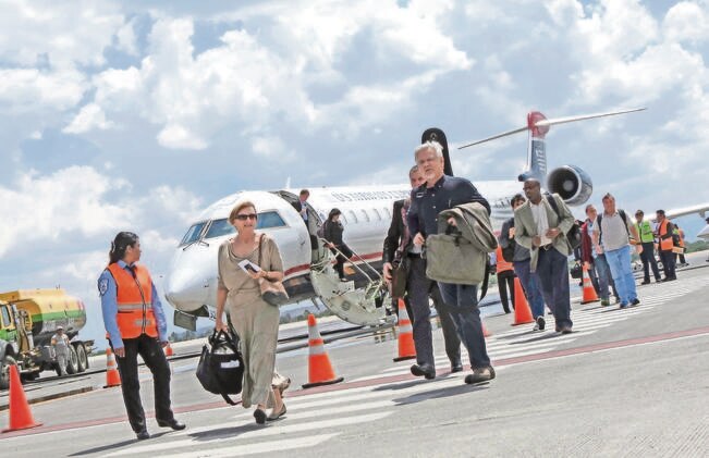 Aplican revisión médica a personal del AIQ