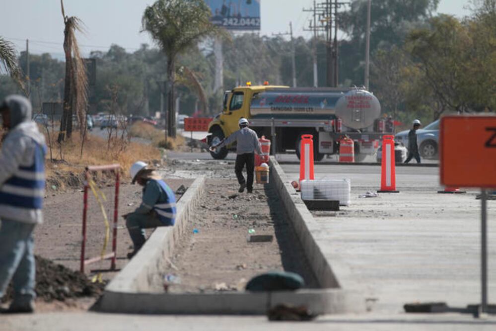Durante el recorrido por las zonas donde se realizan obras, el alcalde Marcos Aguilar Vega destacó la importancia de contar con calles completas, una planta tratadora y separadora de basura (FOTOS: CÉSAR GÓMEZ. EL UNIVERSAL)