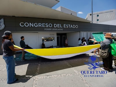 Protestan colectivos en la sede del Congreso de Querétaro