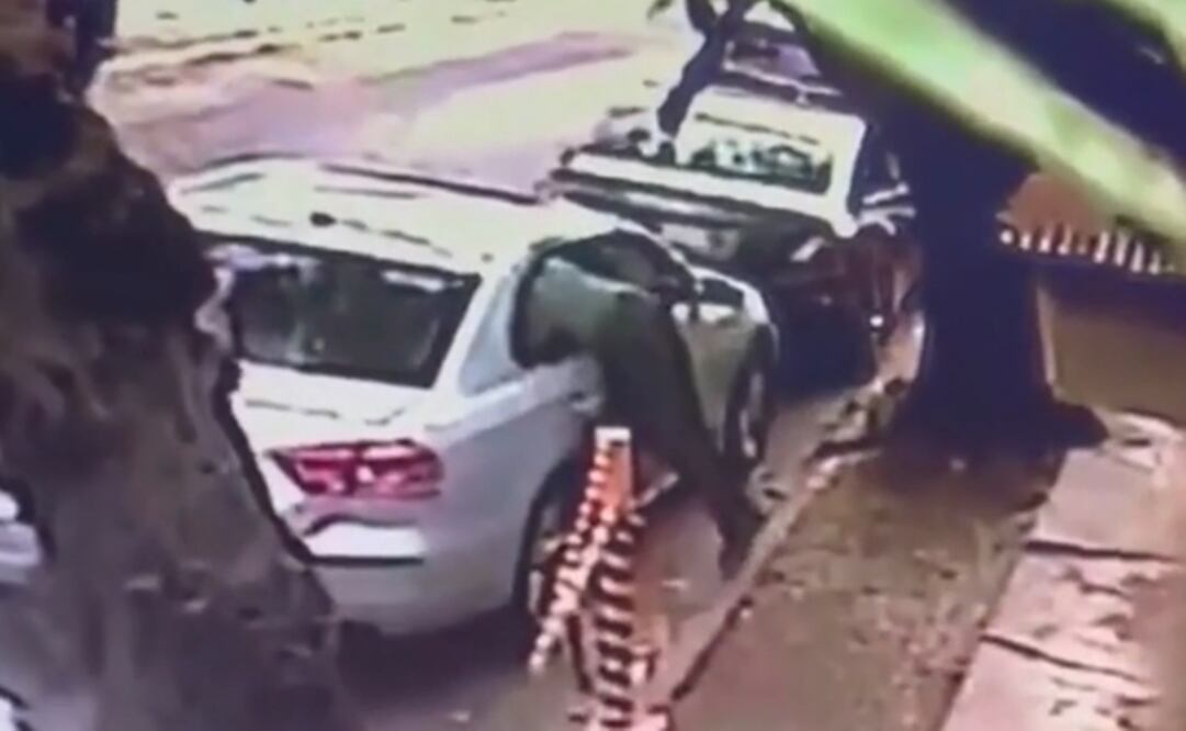 Taxista quita cristal de autos en 4 segundos y roba objetos en Edomex