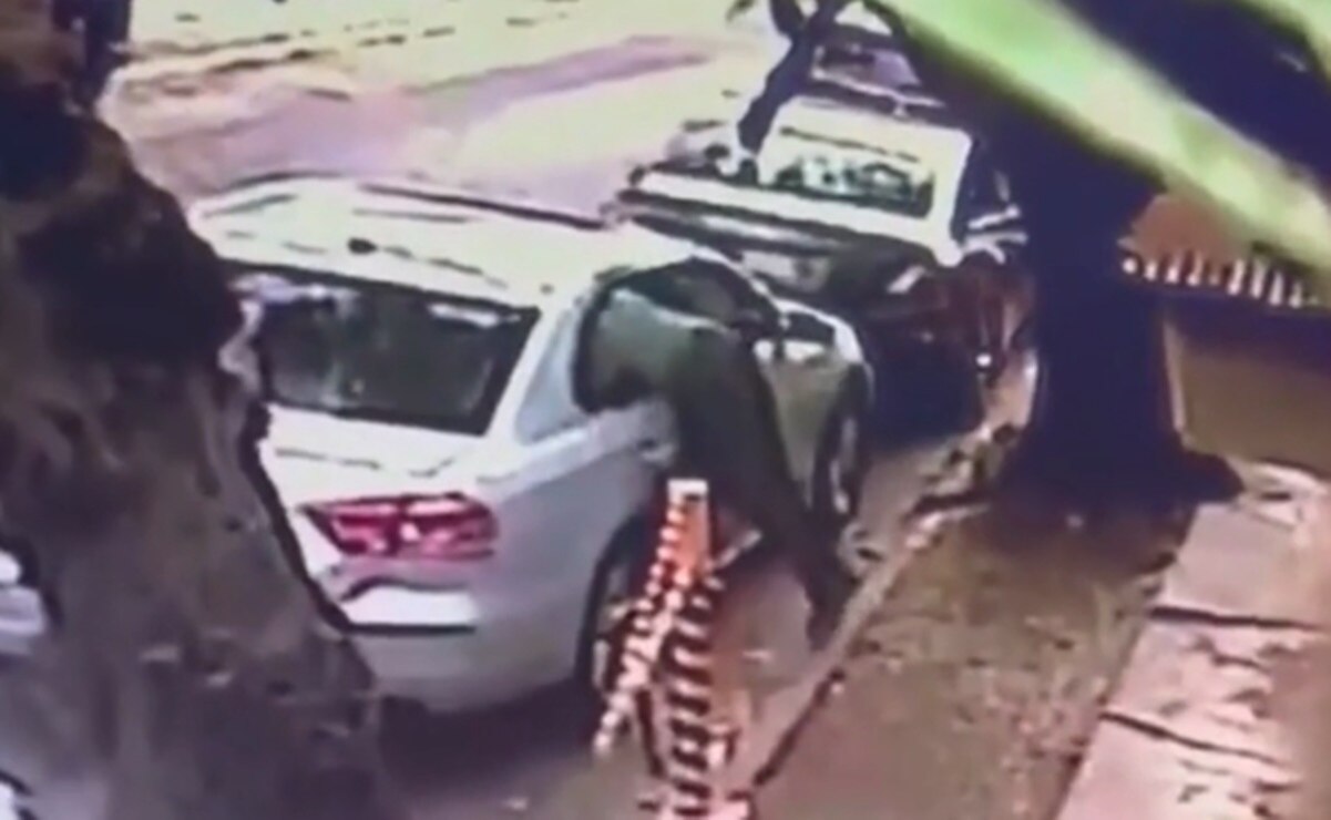 Taxista quita cristal de autos en 4 segundos y roba objetos en Edomex