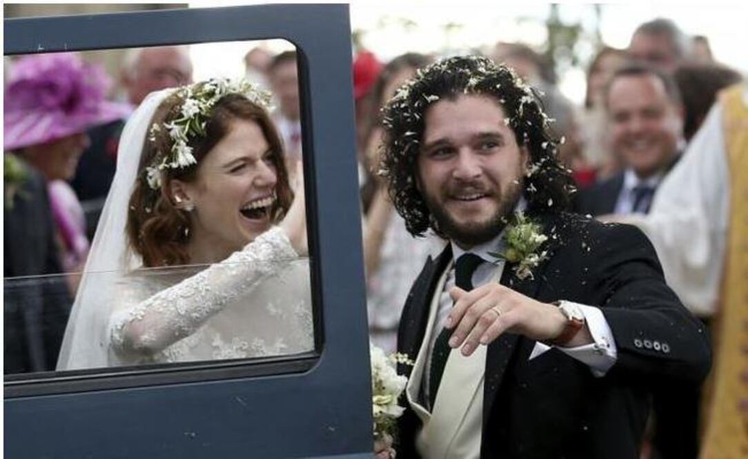 Los novios salieron felices de la ceremonia, luego de decir: “Sí, acepto”.