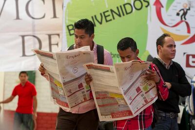 Migrantes buscan una plaza en feria del empleo