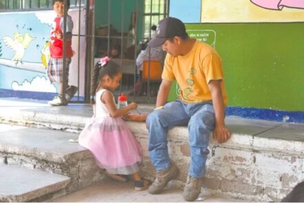 Muere su esposa y su vida da un giro: deja trabajo para cuidar a su hija