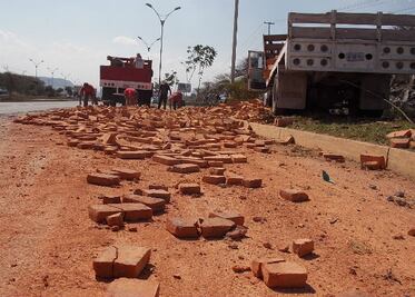 Choca camión en Paseo de la República