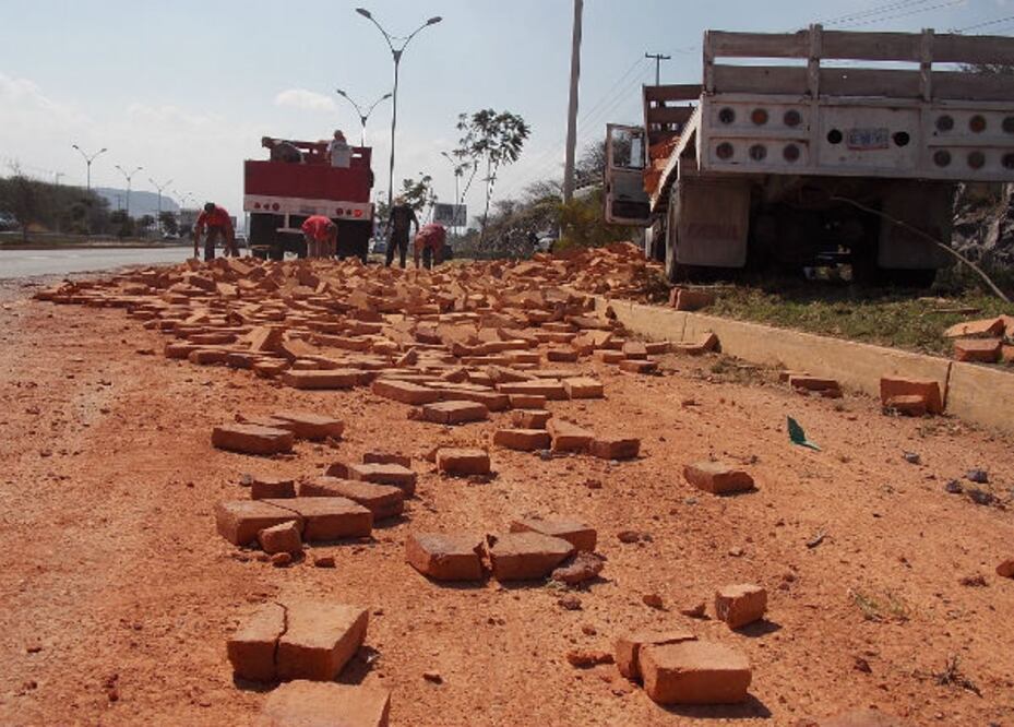 Choca camión en Paseo de la República