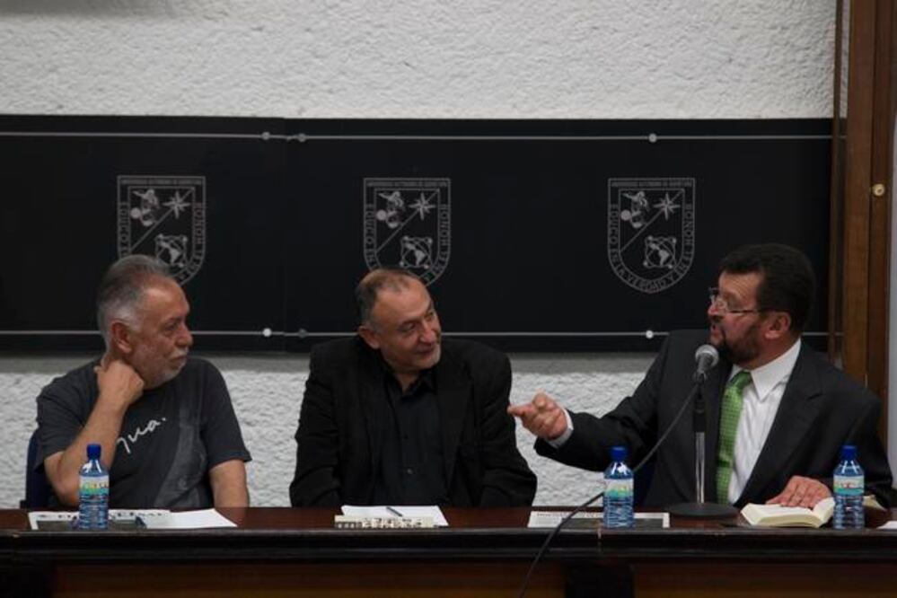 El periodista Jorge Meléndez, acompañado de José Antonio Gurrea, director de EL UNIVERSAL Querétaro, y Andrés Garrido del Toral, cronista del estado (DEMIAN CHÁVEZ. EL UNIVERSAL)