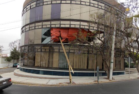 Cae poste sobre oficinas