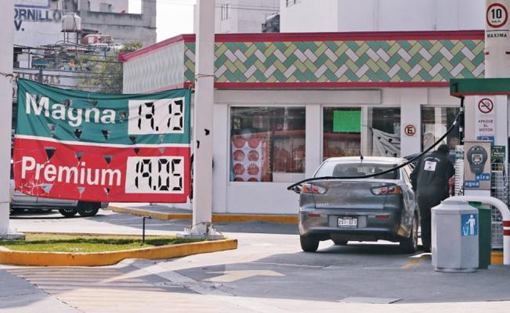La gasolina tipo Magna, la de mayor consumo en el país, se vendió en estaciones de servicio por arriba de 17 pesos el litro (ARCHIVO EL UNIVERSAL)