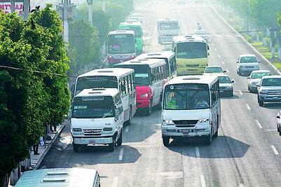 Reconoce IQT que circulan camiones viejos en Querétaro