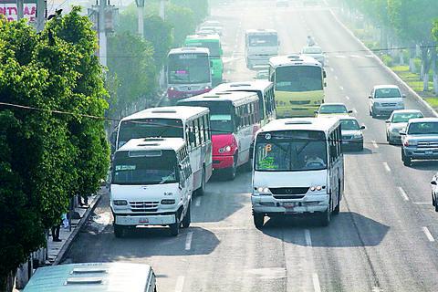 Reconoce IQT que circulan camiones viejos en Querétaro