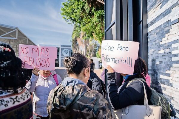 Personal de salud del IMSS protesta  afuera del sindicato