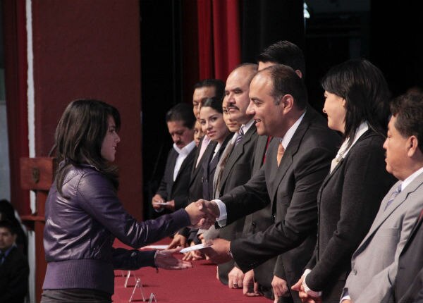 Entregan becas a estudiantes
