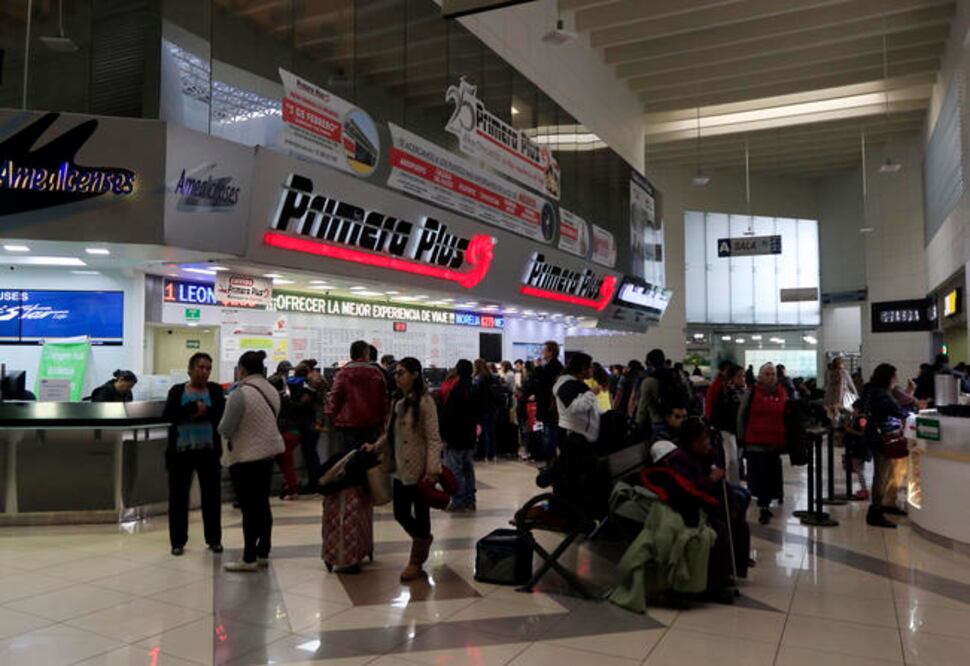 En la temporada decembrina los viajeros le dan vida a la Terminal de Autobuses, que luce saturada desde el primer sábado de vacaciones. (FOTO: CÉSAR GÓMEZ. EL UNIVERSAL)