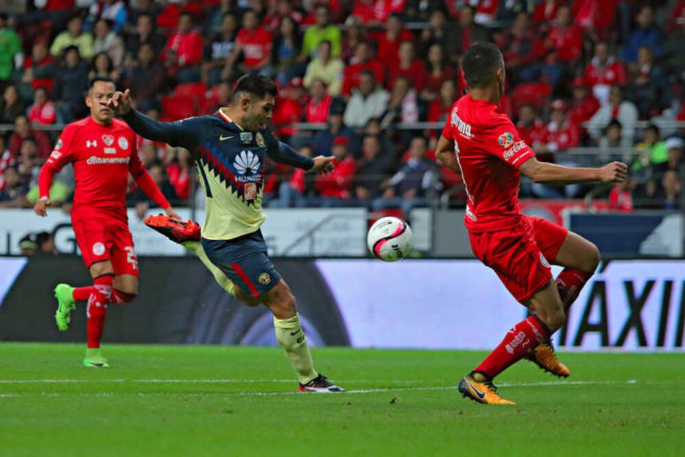 Silvio Romero (centro) contribuyó con una anotación para el triunfo del América en la capital mexiquense (ALEJANDRA SUÁREZ. IMAGO7)