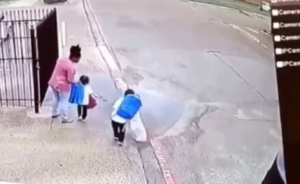 Niñas hacen "llave" de luchas a su madre y se hace viral