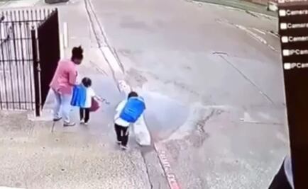 Niñas hacen "llave" de luchas a su madre y se hace viral