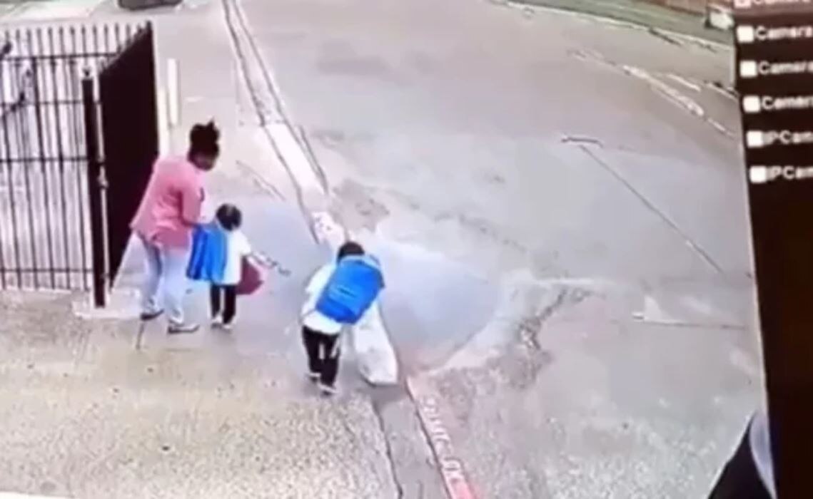 Niñas hacen "llave" de luchas a su madre y se hace viral